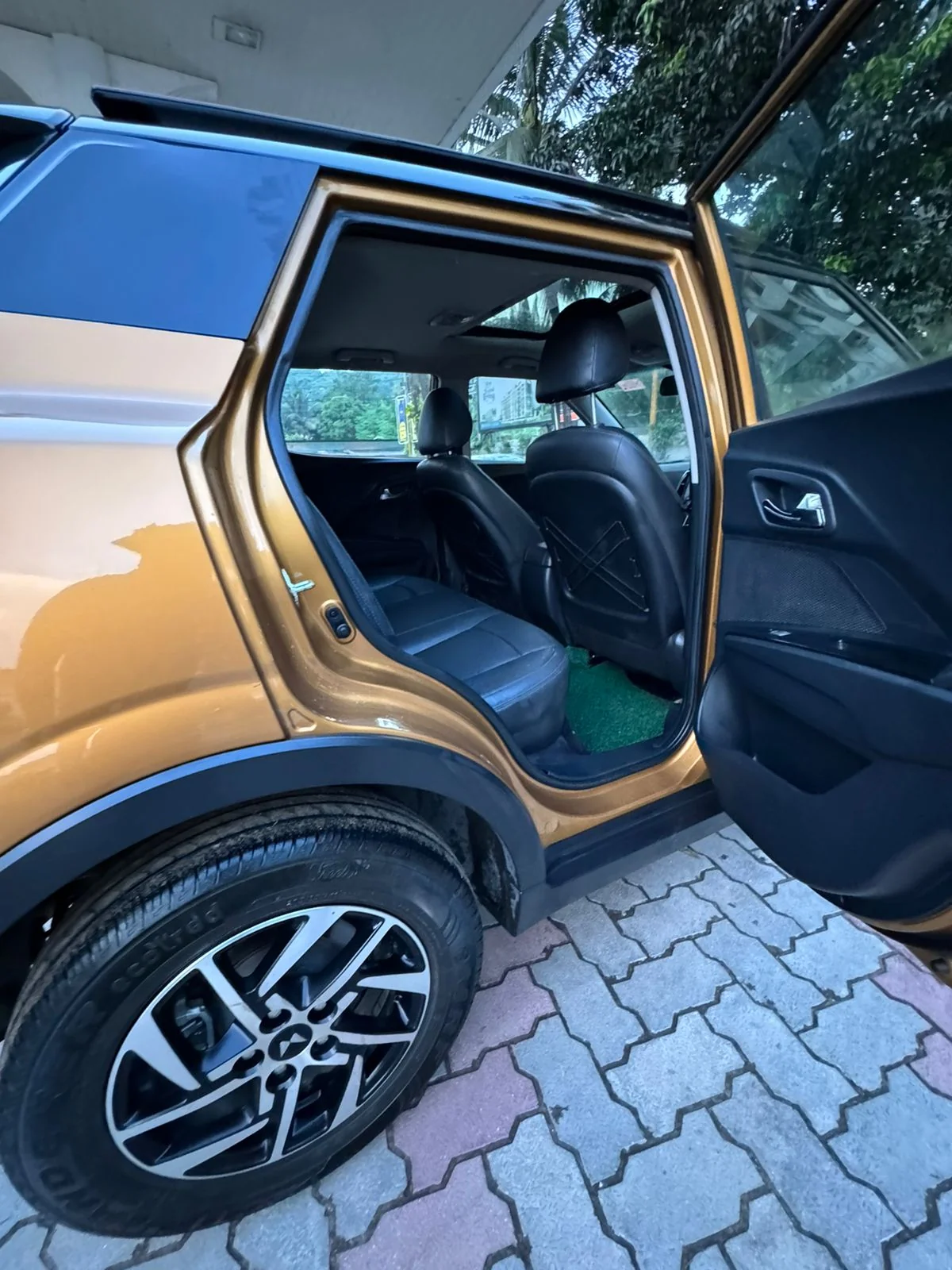 Mahindra XUV300 - Thumbnail 6